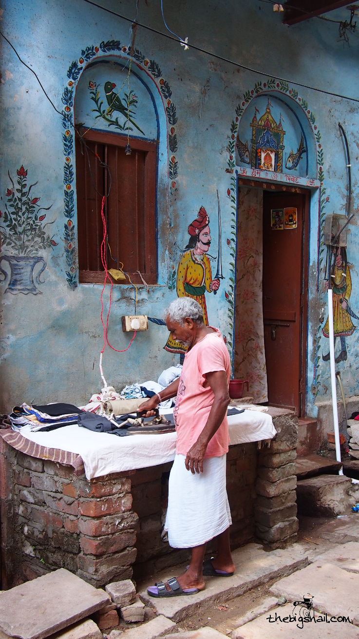 Un press wala à Varanasi, devant sa maison joliment peinte