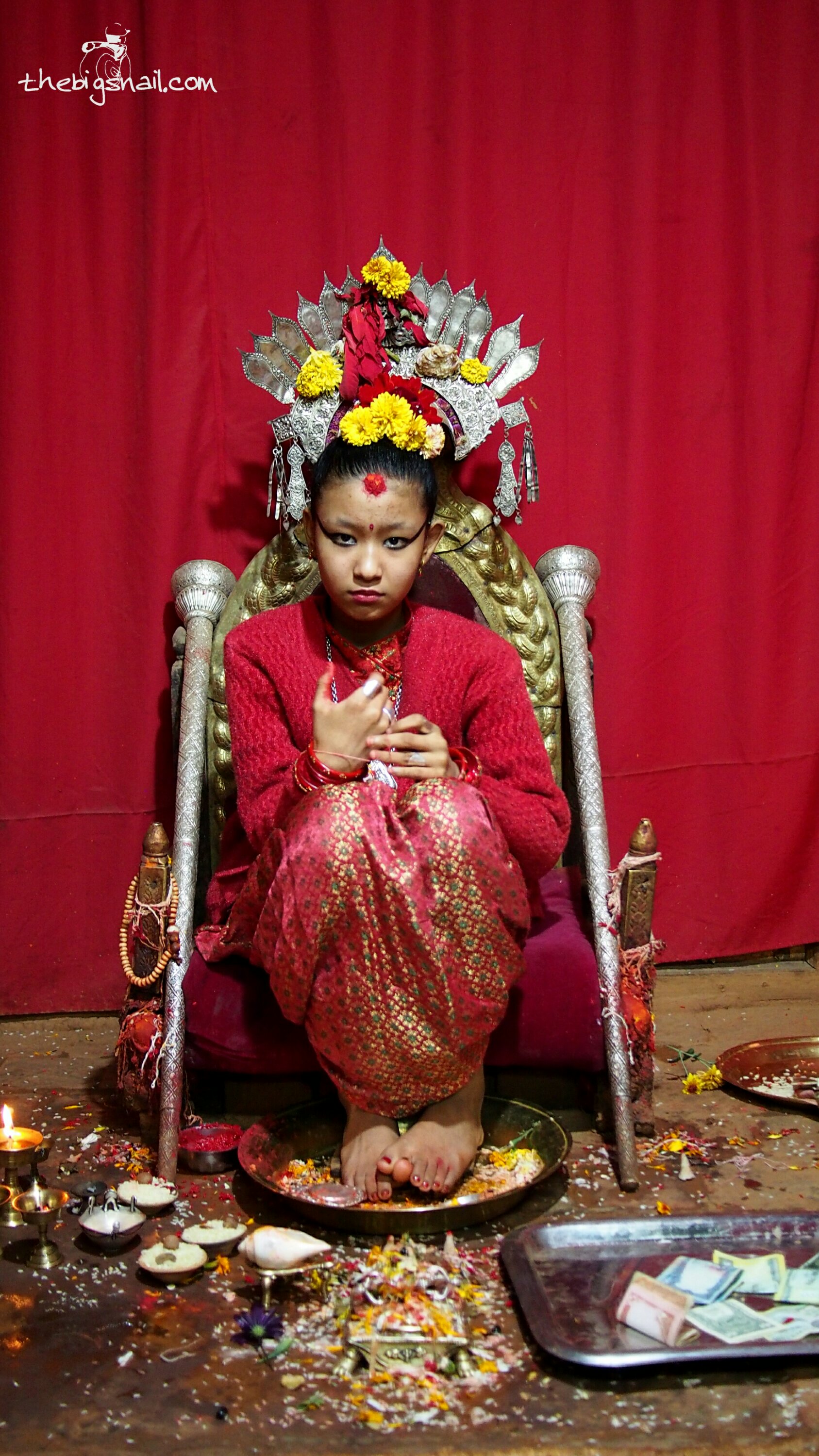 La Kumari de Patan montrant des signes de nervosité devant mon objectif